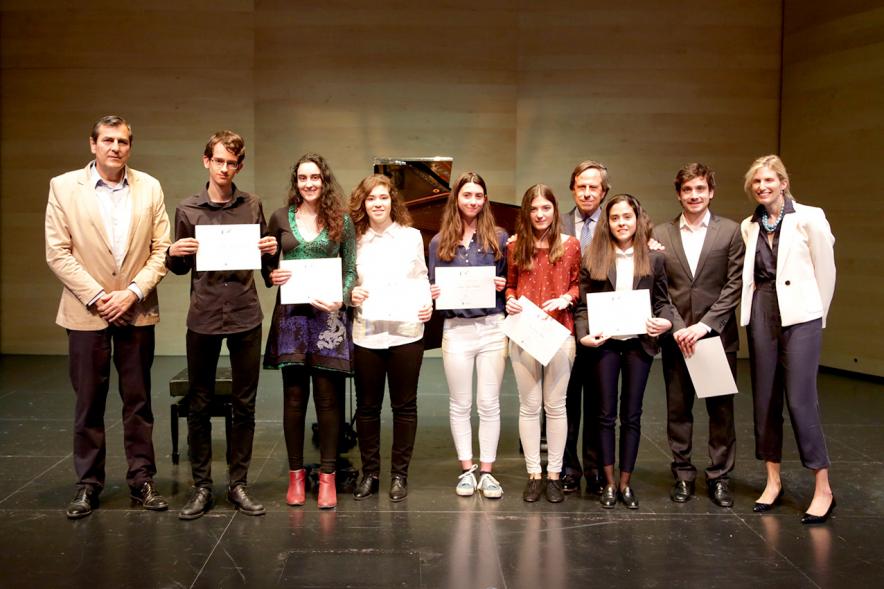 Entrega de Becas de Música y Danza Fundación Ciudad de Alcobendas -  Imagen de los premiados junto al alcalde García de Vinuesa y otras autoridades.