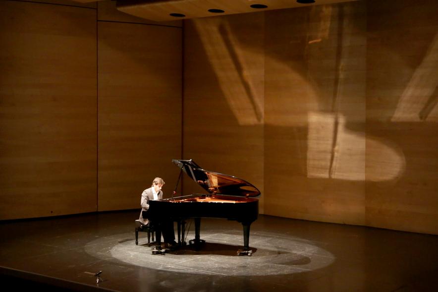 Entrega de Becas de Música y Danza Fundación Ciudad de Alcobendas - Imagen de un pianista actuando en el escenario.