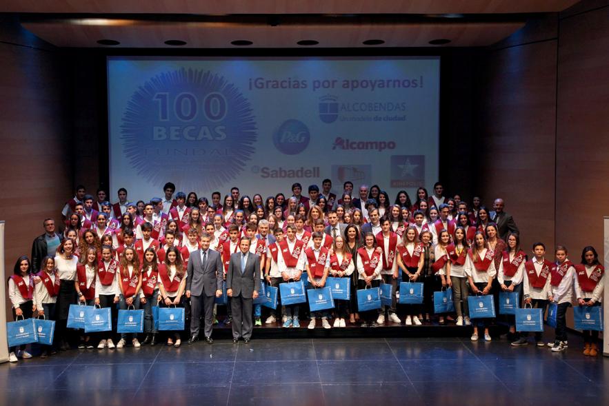 Entrega de 100 Becas FUNDAL 2017 - Imagen de los niños becados con el alcalde García de Vinuesa y otra autoridad en el escenario.