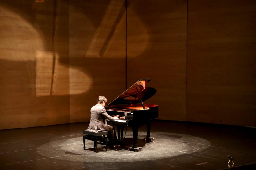Entrega de Becas de Música y Danza Fundación Ciudad de Alcobendas - Imagen de un pianista actuando en el escenario.