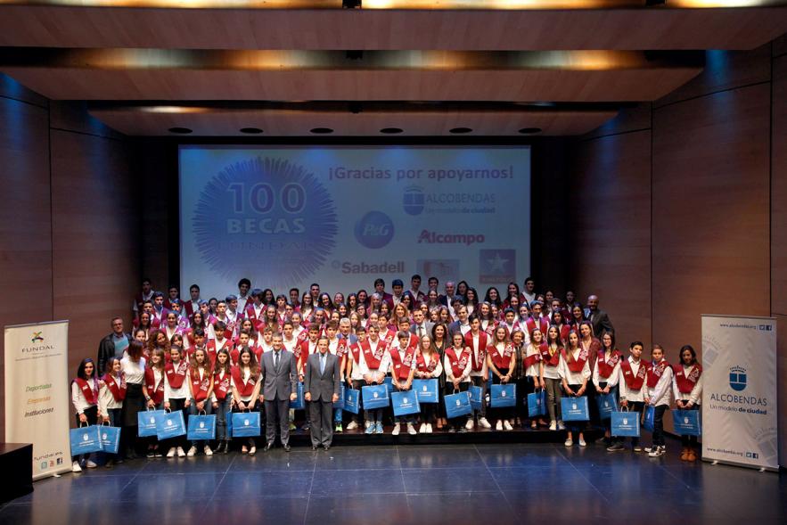 Entrega de 100 Becas FUNDAL 2017 - Imagen de los niños becados con el alcalde García de Vinuesa y otra autoridad en el escenario.