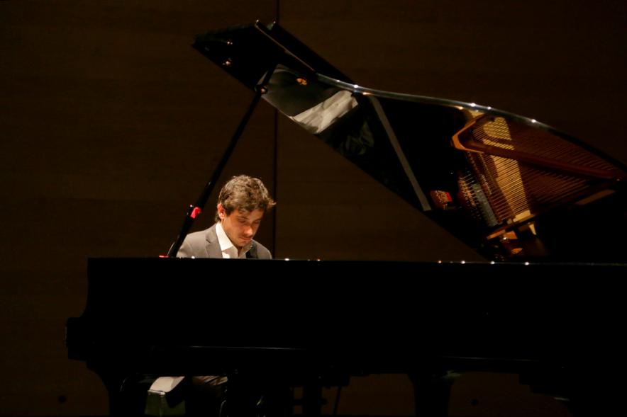 Entrega de Becas de Música y Danza Fundación Ciudad de Alcobendas - Imagen de un pianista actuando en el escenario.