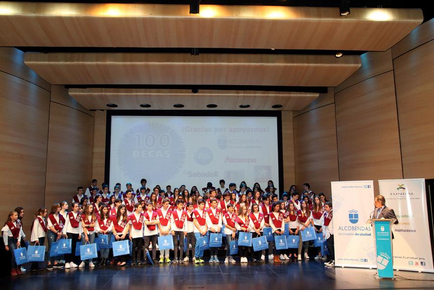Entrega de 100 Becas FUNDAL 2017 - Imagen de los niños becados con el alcalde García de Vinuesa y otra autoridad en el escenario.