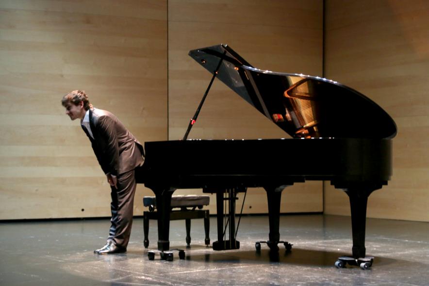 Entrega de Becas de Música y Danza Fundación Ciudad de Alcobendas - Imagen de un pianista  saludando al público después de su actuación.