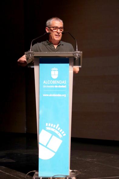 Entrega de Becas de Música y Danza Fundación Ciudad de Alcobendas - Imagen de una persona hablando desde el escenario para el público asistente.