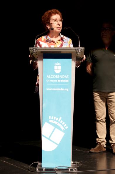 Entrega de Becas de Música y Danza Fundación Ciudad de Alcobendas - Imagen de una persona hablando desde el escenario para el público asistente.