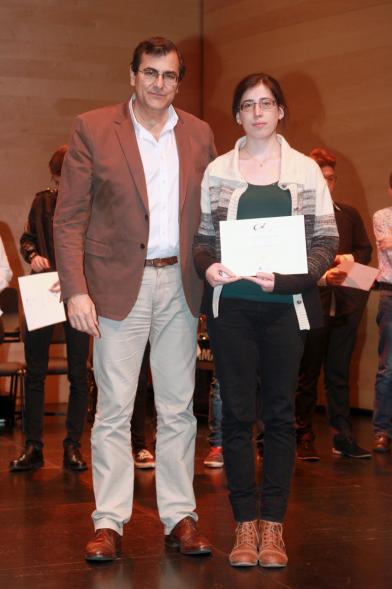 VIIª Entrega de las Becas de Música - El concejal con un becado.