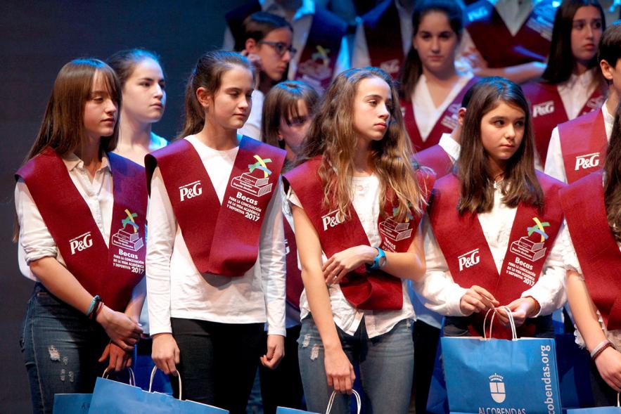Entrega de 100 Becas FUNDAL 2017 - Imagen de algunos niños becados que estan posando en el escenario.