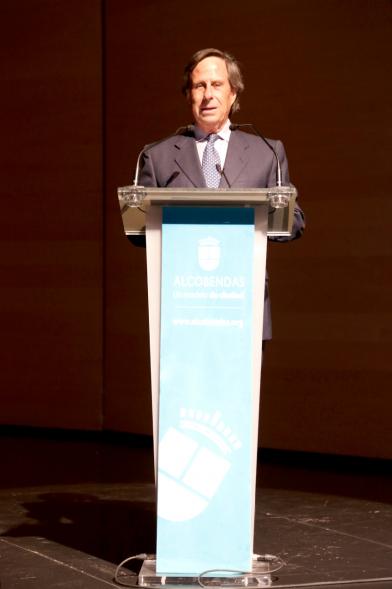 Entrega de Becas de Música y Danza Fundación Ciudad de Alcobendas - Imagen del alcalde García de Vinuesa hablando desde el escenario para el público asistente.