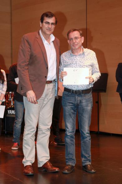 VIIª Entrega de las Becas de Música - El concejal con un becado.