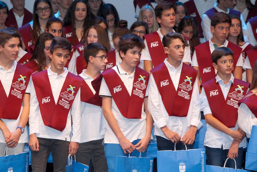 Entrega de 100 Becas FUNDAL 2017 - Imagen de algunos niños becados que estan posando en el escenario.