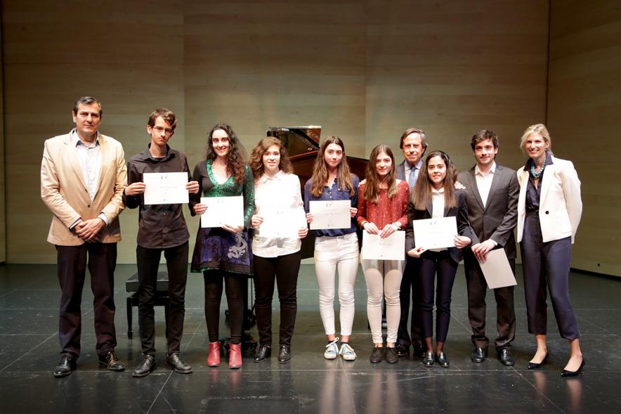 Entrega de Becas de Música y Danza Fundación Ciudad de Alcobendas -  Imagen de los premiados junto al alcalde García de Vinuesa y otras autoridades.