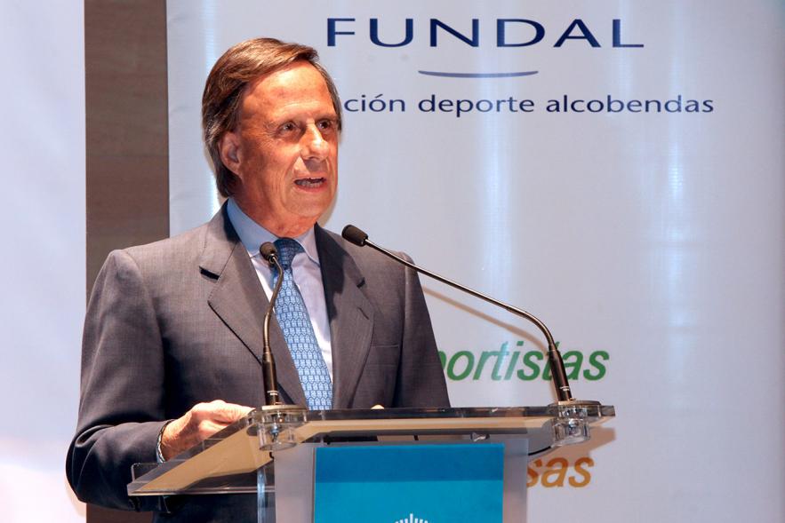 Entrega de 100 Becas FUNDAL 2017 - Imagen del alcalde García de Vinuesa dirigiéndose al público aistente.