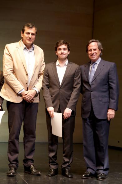 Entrega de Becas de Música y Danza Fundación Ciudad de Alcobendas - Imagen de uno de los premiados junto al alcalde García de Vinuesa y otra autoridad.