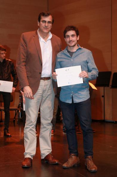 VIIª Entrega de las Becas de Música - El concejal con un becado.