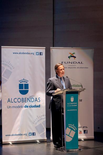 Entrega de 100 Becas FUNDAL 2017 - Imagen del alcalde García de Vinuesa dirigiéndose al público aistente.