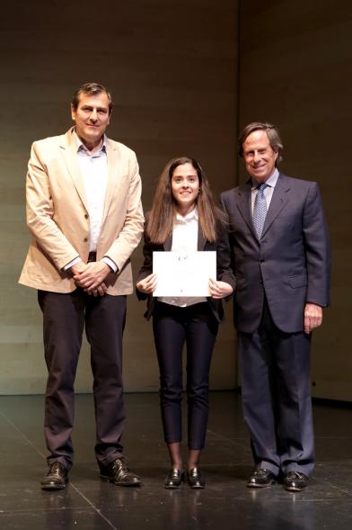 Entrega de Becas de Música y Danza Fundación Ciudad de Alcobendas - Imagen de una de las premiadas junto al alcalde García de Vinuesa y otra autoridad.