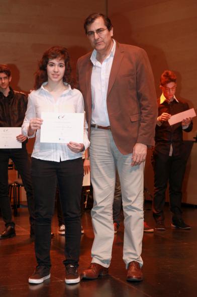 VIIª Entrega de las Becas de Música - El concejal con un becado.