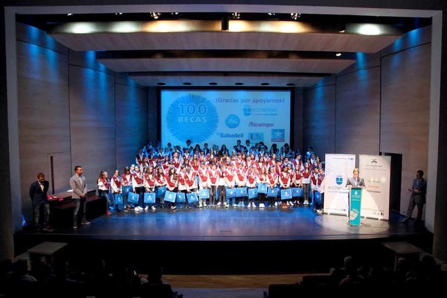 Entrega de 100 Becas FUNDAL 2017 - Imagen todos los niños becados que estan posando en el escenario.