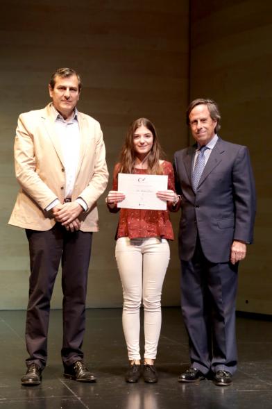 Entrega de Becas de Música y Danza Fundación Ciudad de Alcobendas - Imagen de una de las premiadas junto al alcalde García de Vinuesa y otra autoridad.