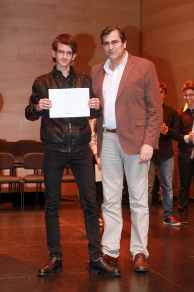 VIIª Entrega de las Becas de Música - El concejal con un becado. 