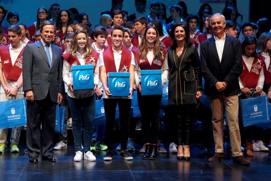Entrega de 100 Becas FUNDAL 2017 - Imagen de niños posando con el alcalde García de Vinuesa  y otras autoridades después de haber recibido su premio.