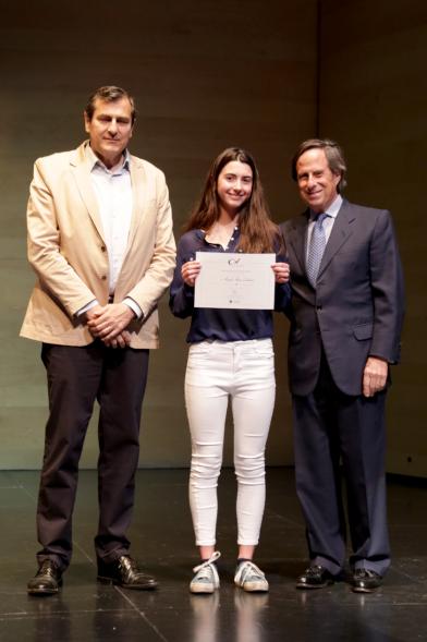 Entrega de Becas de Música y Danza Fundación Ciudad de Alcobendas - Imagen de una de las premiadas junto al alcalde García de Vinuesa y otra autoridad.
