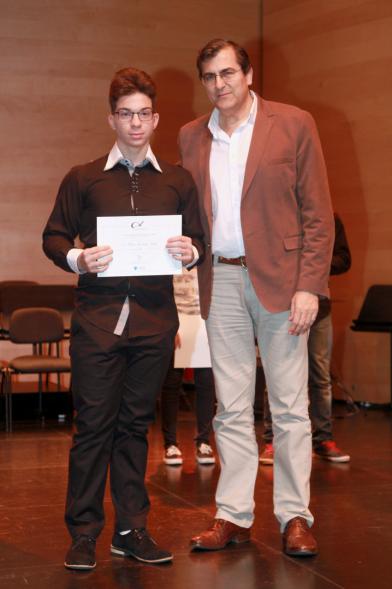 VIIª Entrega de las Becas de Música - El concejal con un becado.