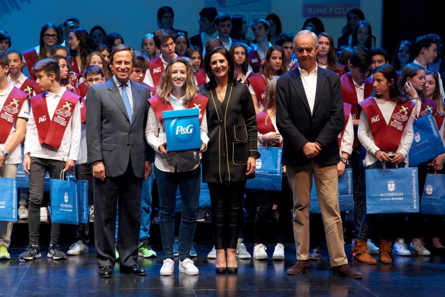 Entrega de 100 Becas FUNDAL 2017 - Imagen de niños posando con el alcalde García de Vinuesa  y otras autoridades después de haber recibido su premio.