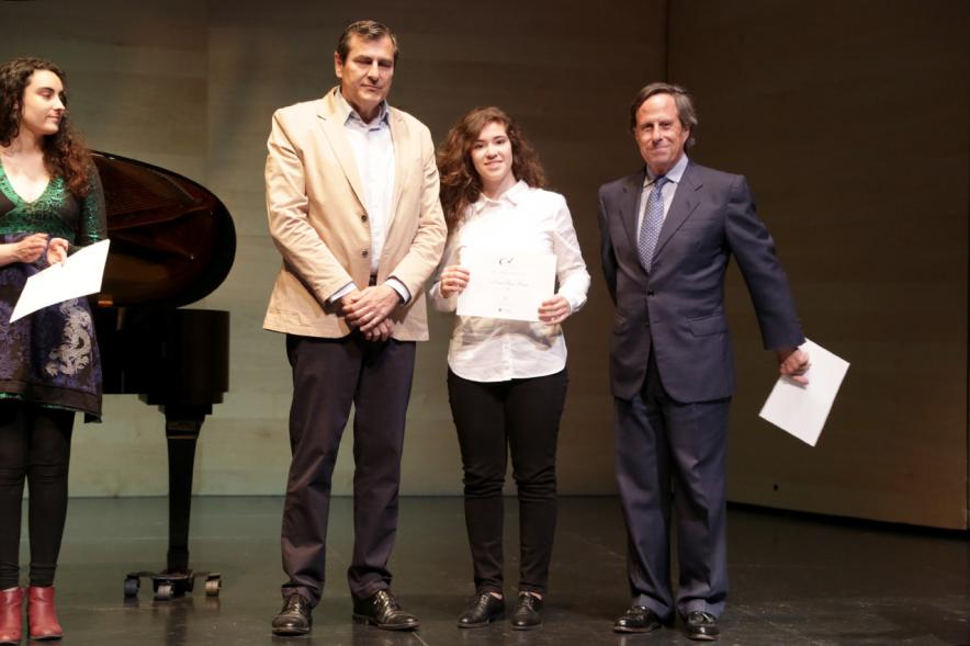Entrega de Becas de Música y Danza Fundación Ciudad de Alcobendas - Imagen de una de las premiadas junto al alcalde García de Vinuesa y otra autoridad.