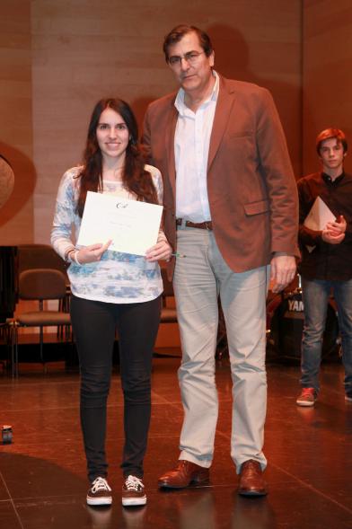 VIIª Entrega de las Becas de Música - El concejal con un becado.