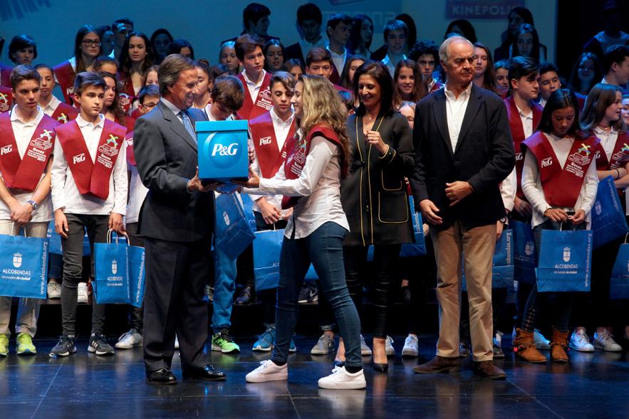 Entrega de 100 Becas FUNDAL 2017 - Imagen del alcalde García de Vinuesa entregando su premio a un niña.