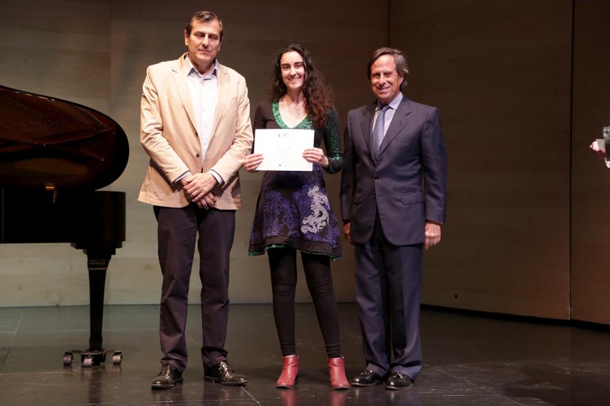 Entrega de Becas de Música y Danza Fundación Ciudad de Alcobendas - Imagen de una de las premiadas junto al alcalde García de Vinuesa y otra autoridad.