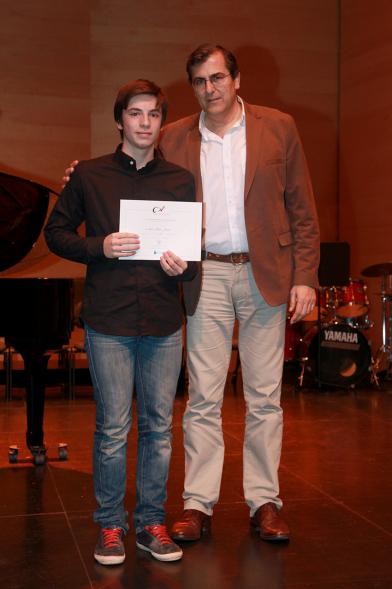 VIIª Entrega de las Becas de Música - El concejal con un becado.