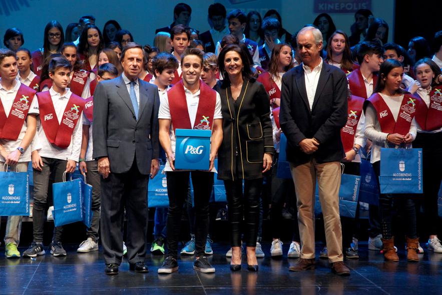 Entrega de 100 Becas FUNDAL 2017 - Imagen del alcalde García de Vinuesa y otras autoridades entregando beca a un alumno galardonado.