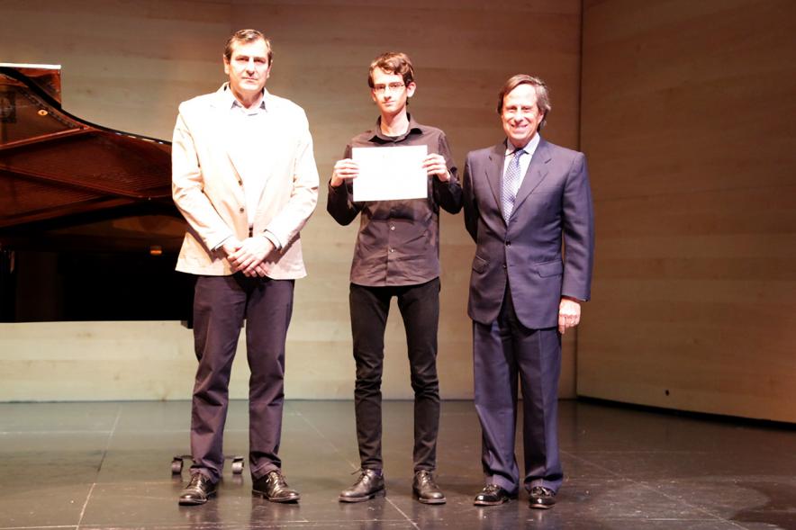 Entrega de Becas de Música y Danza Fundación Ciudad de Alcobendas - Imagen de uno de los premiados junto al alcalde García de Vinuesa y otra autoridad.