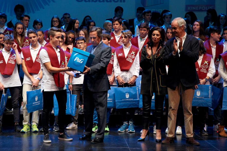 Entrega de 100 Becas FUNDAL 2017 - Imagen del alcalde García de Vinuesa y otras autoridades entregando beca a un alumno galardonado.