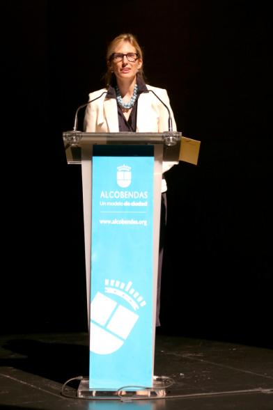 Entrega de Becas de Música y Danza Fundación Ciudad de Alcobendas - Imagen de una persona hablando desde el escenario para el público asistente.