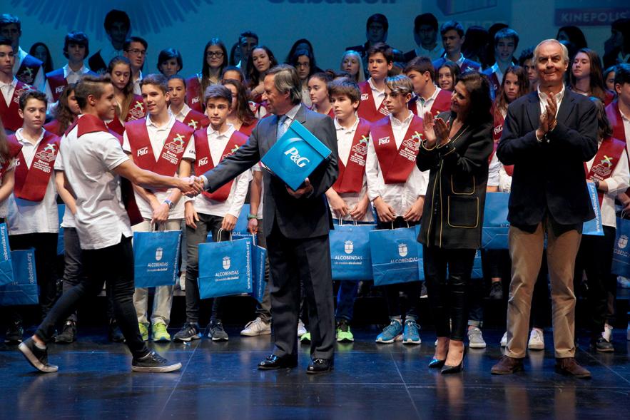 Entrega de 100 Becas FUNDAL 2017 - Imagen del alcalde García de Vinuesa entregando su beca a un alumno premiado.