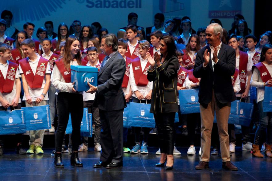 Entrega de 100 Becas FUNDAL 2017 - Imagen del alcalde García de Vinuesa entregando su beca a una alumna premiada.