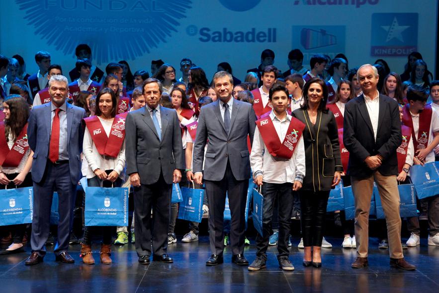 Entrega de 100 Becas FUNDAL 2017 - Imagen del alcalde García de Vinuesa y otras autoridades posando en el escenario con alguno de los alumnos premiados.