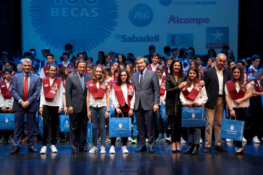 Entrega de 100 Becas FUNDAL 2017 - Imagen del alcalde García de Vinuesa y otras autoridades posando en el escenario con alguno de los alumnos premiados.