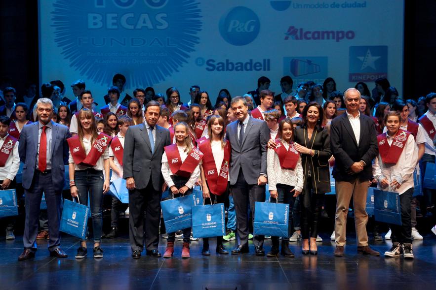 Entrega de 100 Becas FUNDAL 2017 - Imagen del alcalde García de Vinuesa y otras autoridades posando en el escenario con alguno de los alumnos premiados.