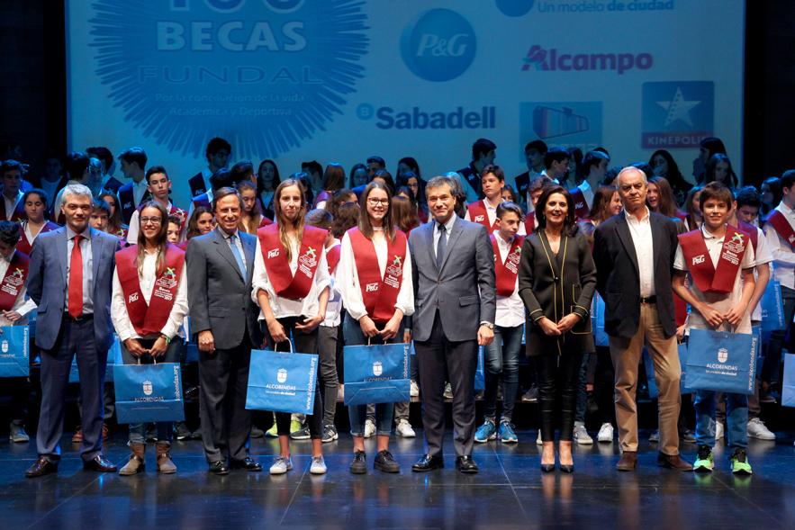 Entrega de 100 Becas FUNDAL 2017 - Imagen del alcalde García de Vinuesa y otras autoridades posando en el escenario con alguno de los alumnos premiados.