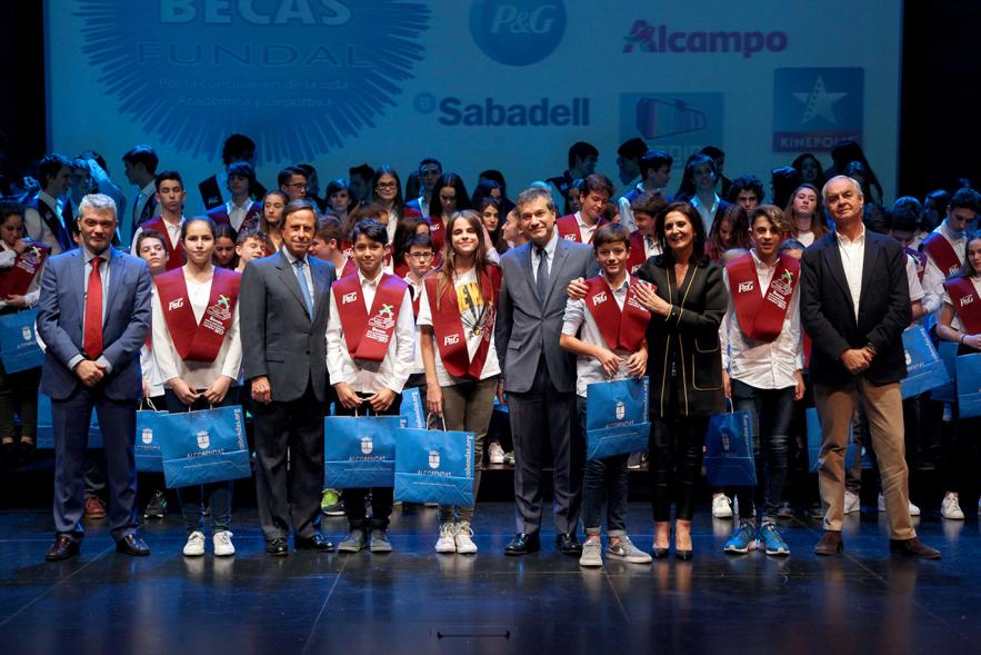 Entrega de 100 Becas FUNDAL 2017 - Imagen del alcalde García de Vinuesa y otras autoridades posando en el escenario con alguno de los alumnos premiados.