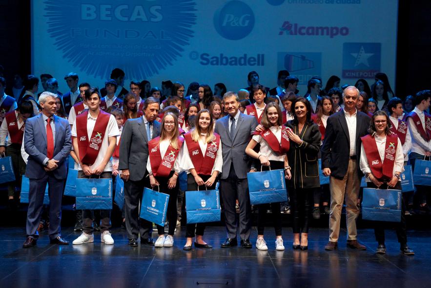 Entrega de 100 Becas FUNDAL 2017 - Imagen del alcalde García de Vinuesa y otras autoridades posando en el escenario con alguno de los alumnos premiados.