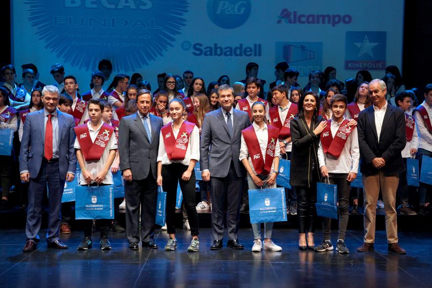 Entrega de 100 Becas FUNDAL 2017 - Imagen del alcalde García de Vinuesa y otras autoridades posando en el escenario con alguno de los alumnos premiados.