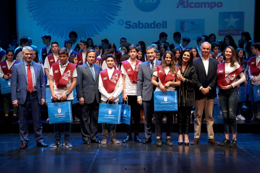 Entrega de 100 Becas FUNDAL 2017 - Imagen del alcalde García de Vinuesa y otras autoridades posando en el escenario con alguno de los alumnos premiados.