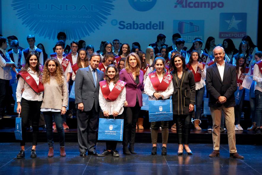 Entrega de 100 Becas FUNDAL 2017 - Imagen del alcalde García de Vinuesa y otras autoridades posando en el escenario con alguno de los alumnos premiados.