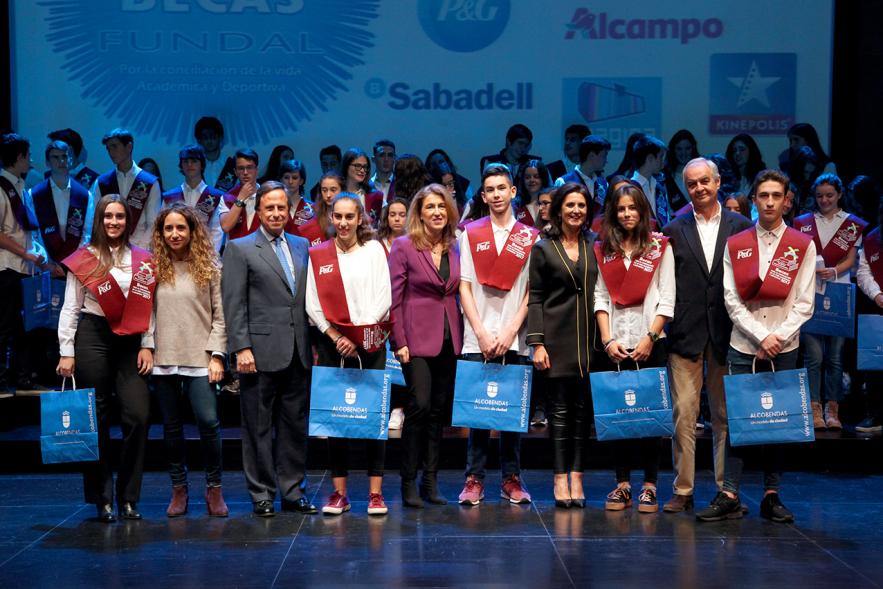 Entrega de 100 Becas FUNDAL 2017 - Imagen del alcalde García de Vinuesa y otras autoridades posando en el escenario con alguno de los alumnos premiados.